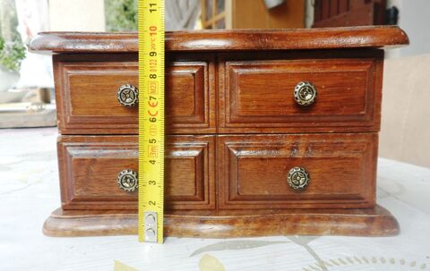 Trs joli petit coffret en bois vintage
18,50 x 12,50 x 10cm 20 Castries (34)