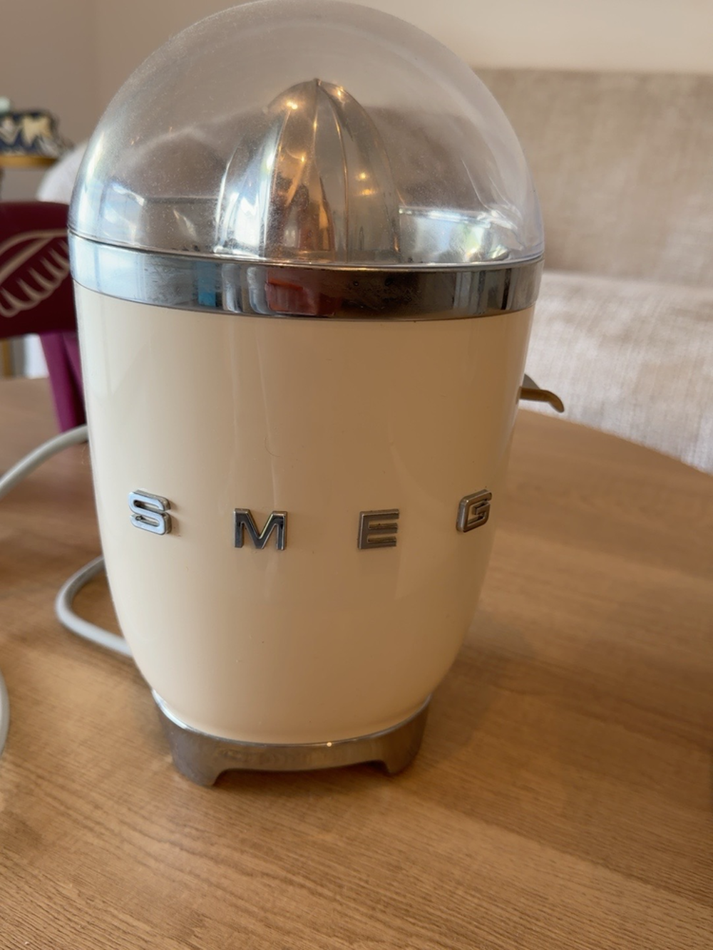  Presse-agrumes SMEG cr&egrave;me ? jamais utilis&eacute; Electroménager