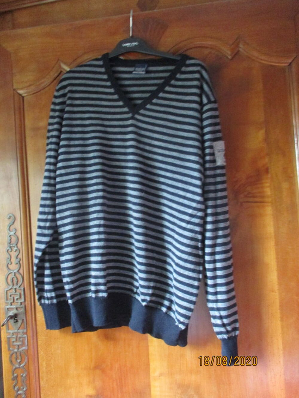 pull homme neuf . Marque Serge Blanco.
Vêtements
