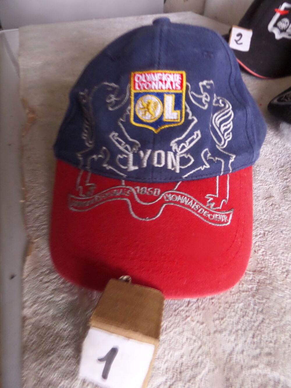 3 casquettes de L OLYMPIQUE LYONNAIS Sports