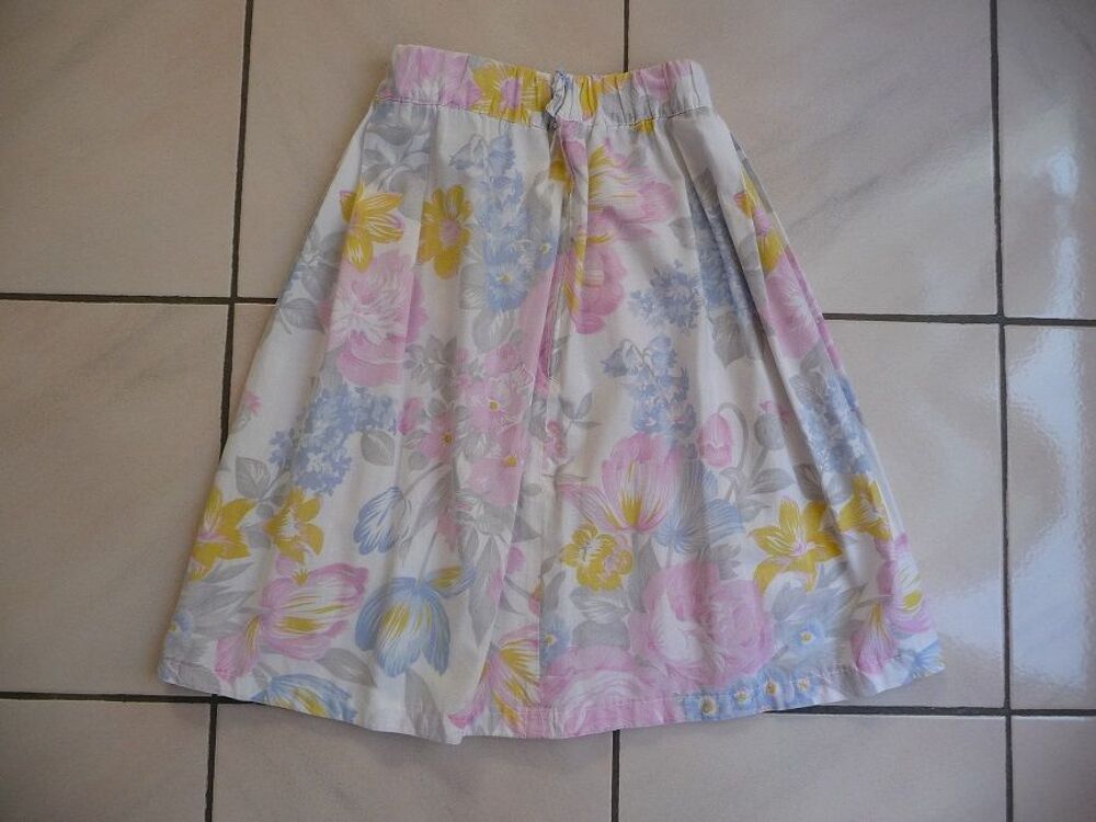 Jolie jupe fleurie taille 36 Vêtements