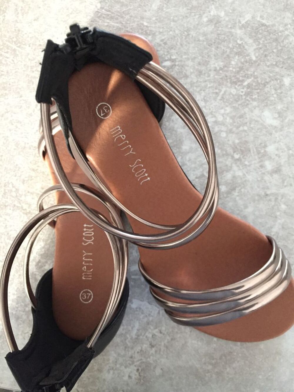sandales &eacute;t&eacute; neuve
semelles en cuir et lani&egrave;res argent&eacute;es Chaussures