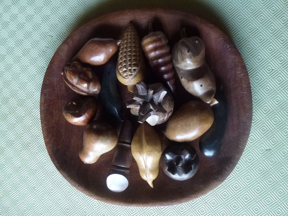 PLATEAU et 14 fruits en bois exotique Décoration
