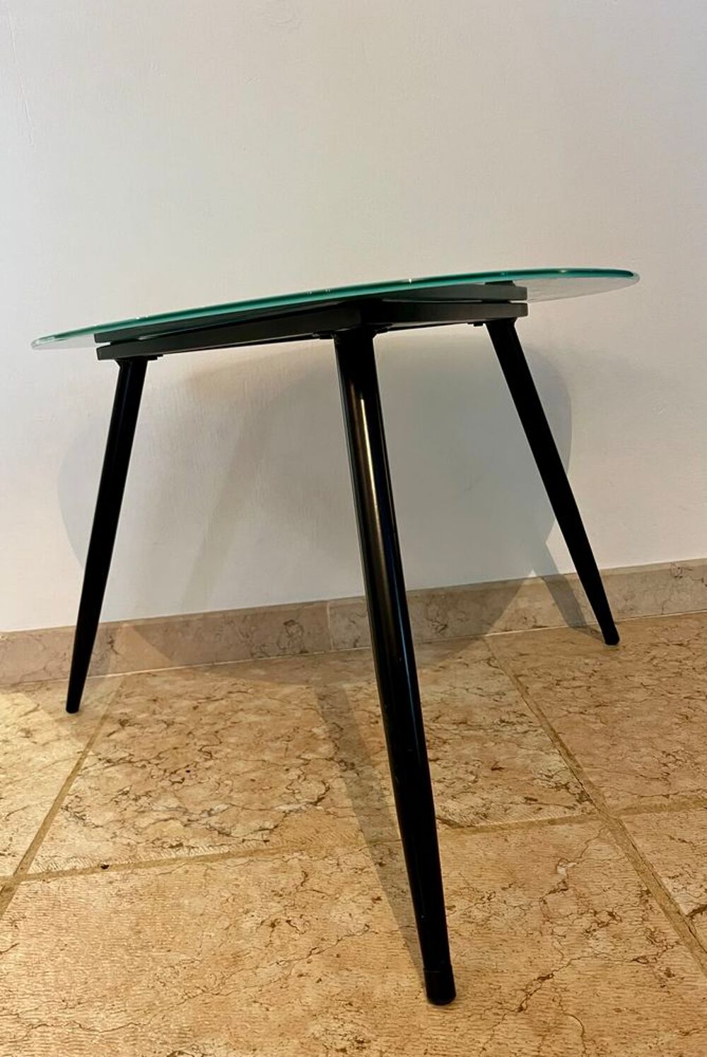 Table en verre vintage triangulaire des ann&eacute;es 1950/60
Meubles