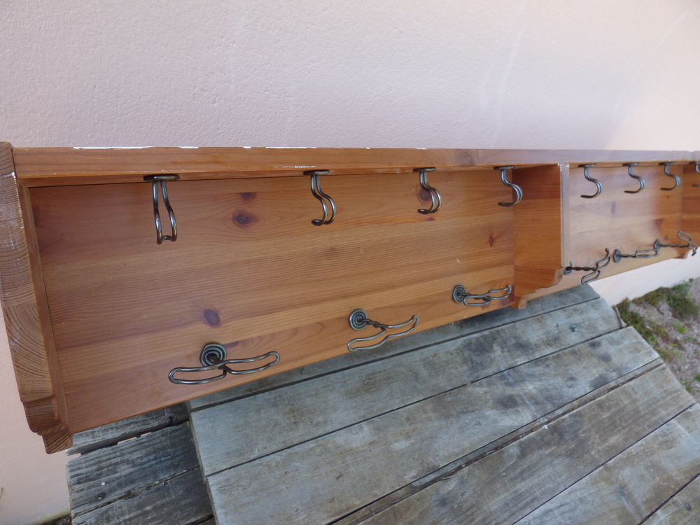 casiers porte-manteaux en bois et crochets m&eacute;tal Meubles