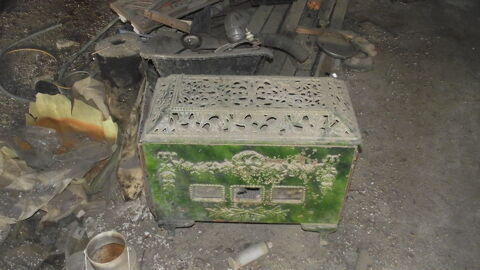 Ancien poêle à bois genre Salamandre ou Mirus 60 Boisset-et-Gaujac (30)
