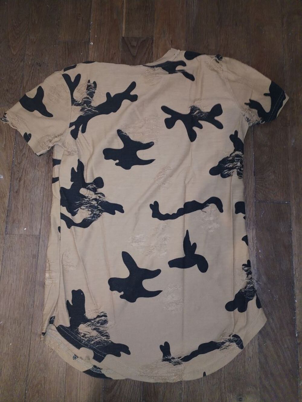 T-shirt (Taille S)
Vêtements