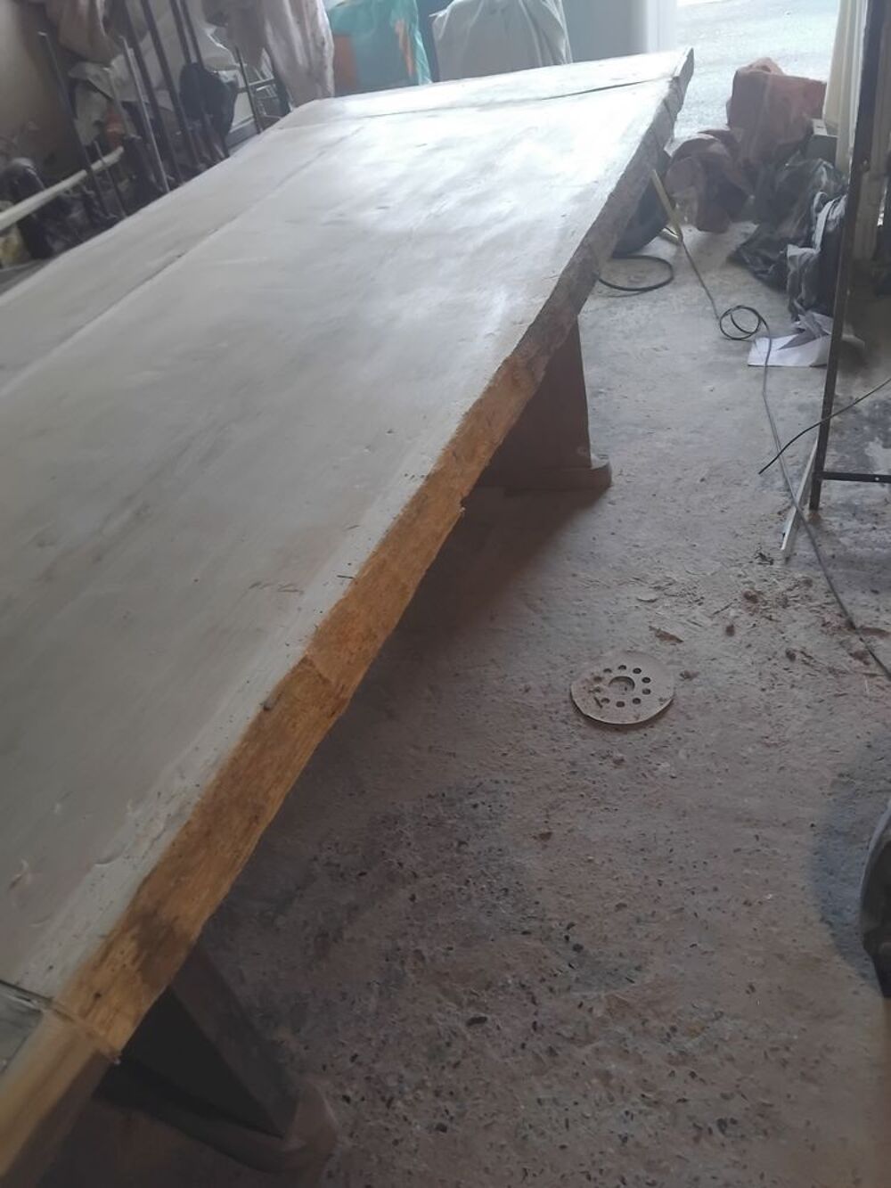 tr&egrave;s belle table de ferme ch&ecirc;ne massif
Et une table de salon Meubles