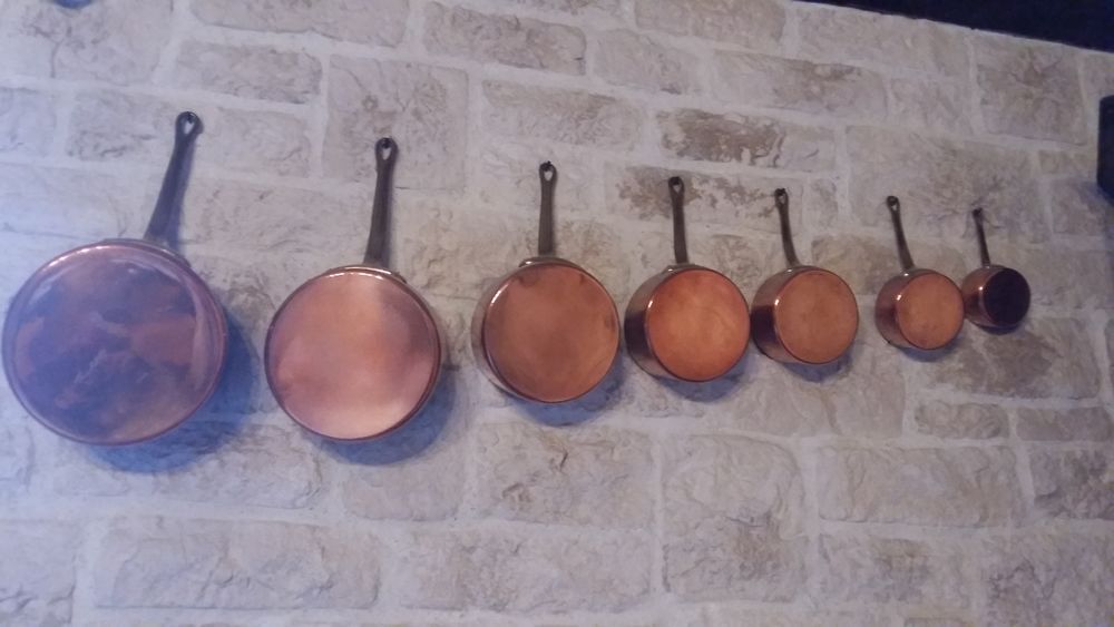 s&eacute;rie de 7 casseroles en cuivre Décoration