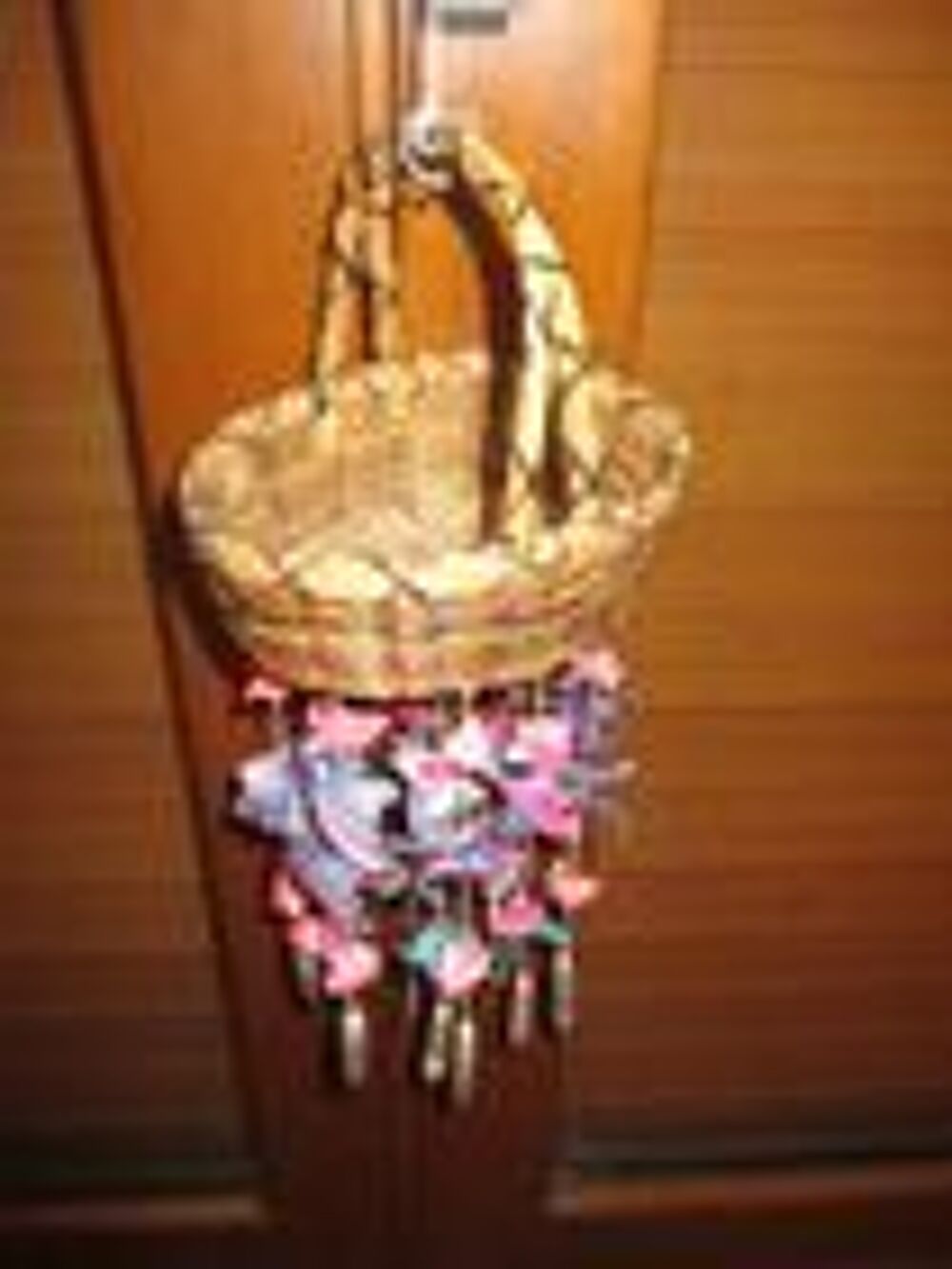 Petit panier &agrave; suspendre avec des grelots en coquillages Décoration