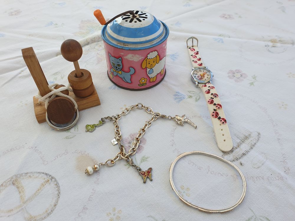 MOULIN A MUSIQUE + MONTRE + 2 BRACELETS + JEUX ?? Jeux / jouets