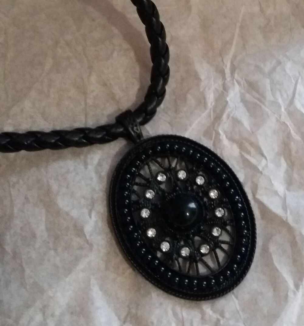 Collier ras de cou pendentif m&eacute;daillon noir strass - perles Bijoux et montres