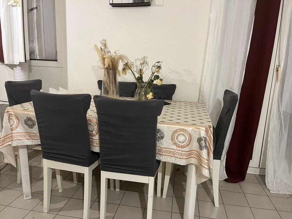 Je une jolie table &agrave; manger possibilit&eacute; de l'agrandir Meubles