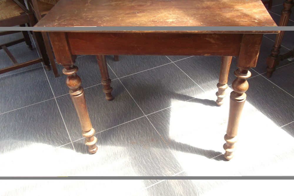 TABLE en BOIS MASSIF de 87 x 53 H. 73 cm Meubles