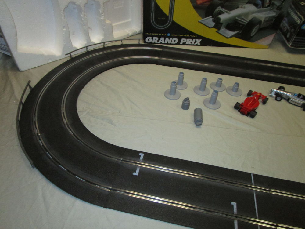 VIEUX CIRCUIT AUTOMOBILE "SACLECTRIC-GRAND PRIX" 
Jeux / jouets