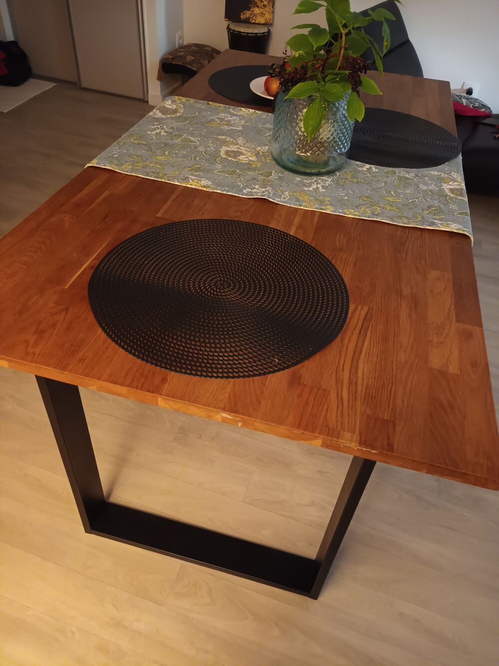 Table bois massif/ Pieds m&eacute;tal/ Dimentions : 160/ 80 . Meubles