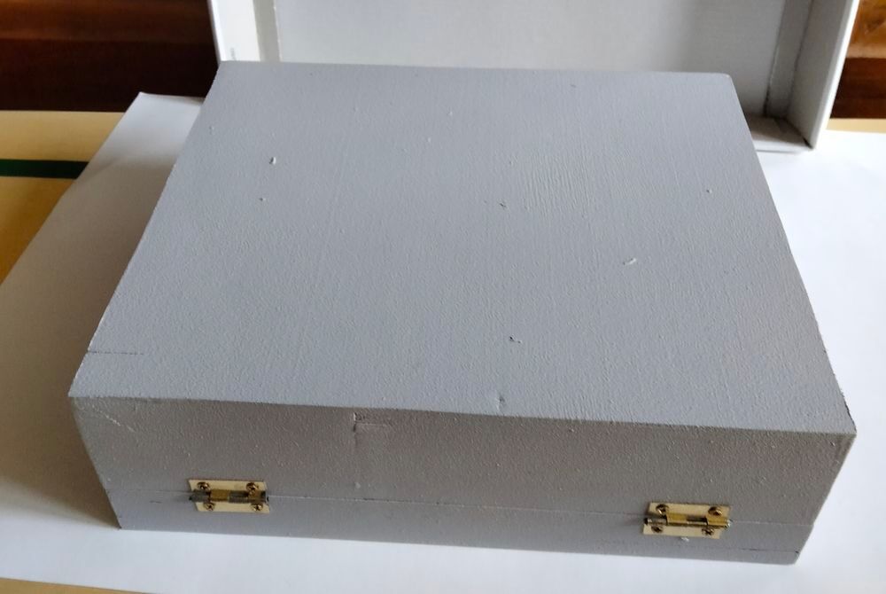 Coffret gris en bois. Décoration