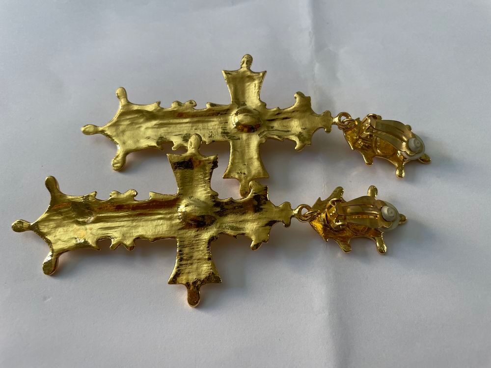 BO Clip croisillons email blanc nacr&eacute; pendant croix LACROIX Bijoux et montres