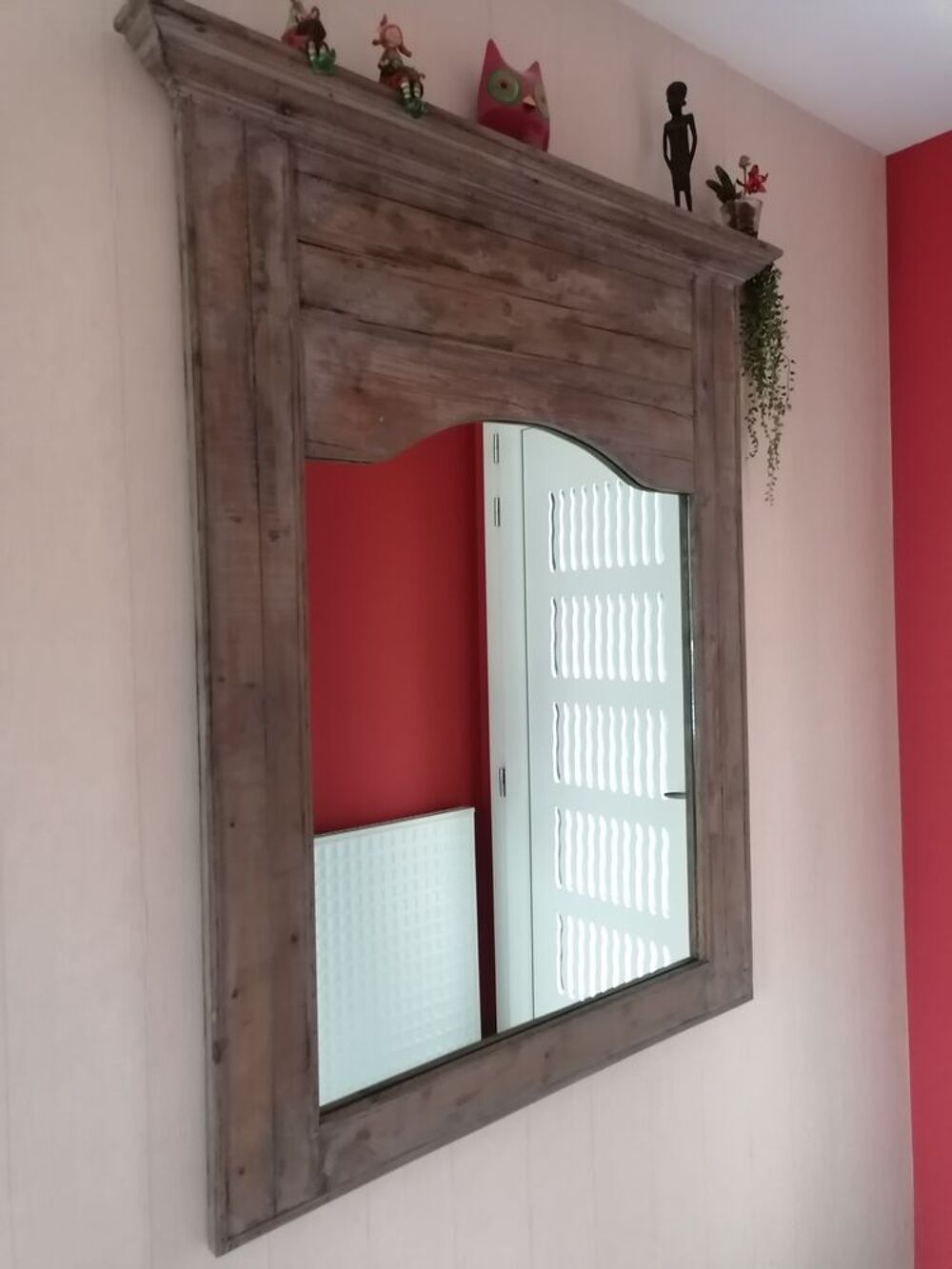 Miroir avec tour en bois massif style vintage
Décoration