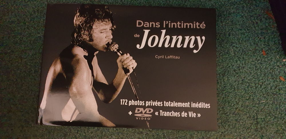 JOHNNY DANS SON INTIMITE (Livre + Photos + CD de 72mn)
