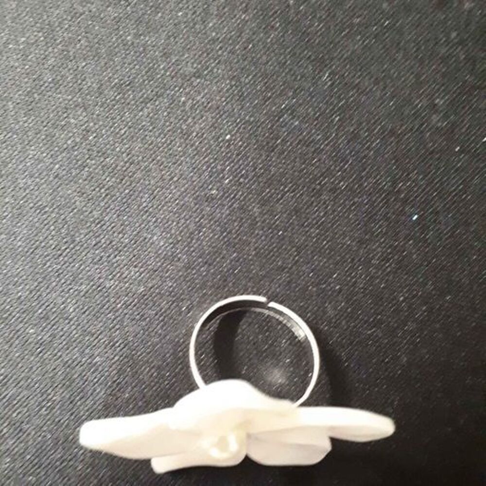 bague fleur effet nacr&eacute; Bijoux et montres