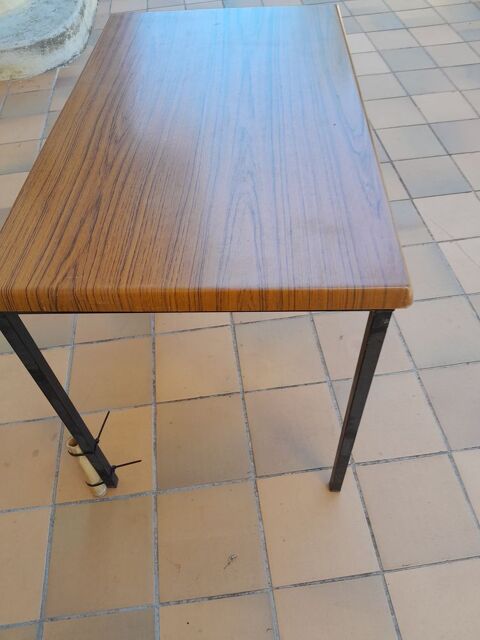 table avec pied porte parasol.
15 Péronnas (01)