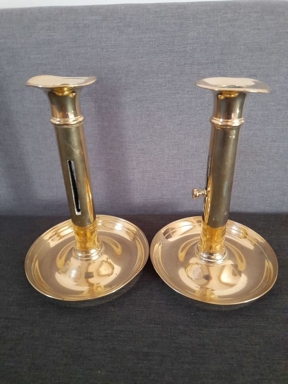 2 bougeoirs &agrave; poussoir en laiton
Décoration