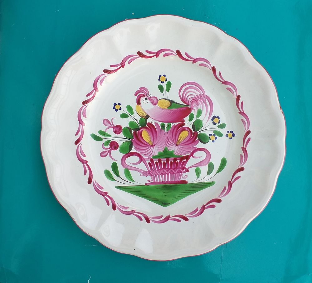 Assiette SAINT CLEMENT - coq au-dessus d'une corbeille 
