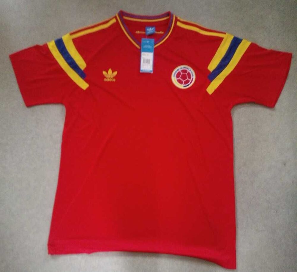 Tee-shirt homme original football neuf. 
Taille L. 
Jamais port&eacute;. 
Original 
Remise en main propre. 
Sur Amiens Rivery.
15 € Vêtements