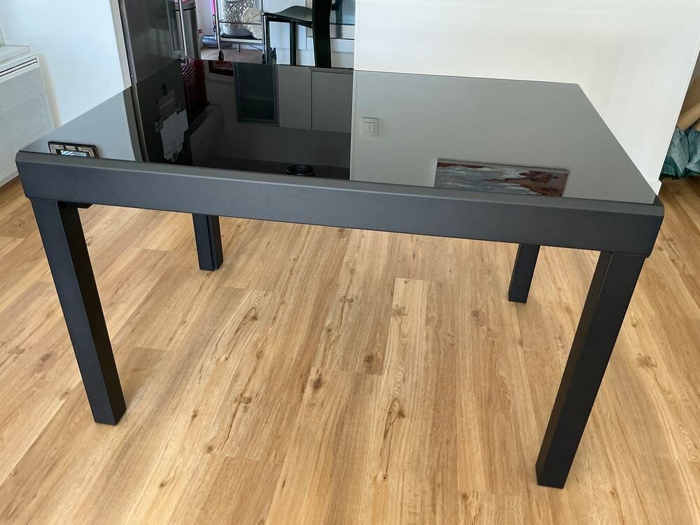 Table &agrave; manger extensible en verre noir.
Meubles