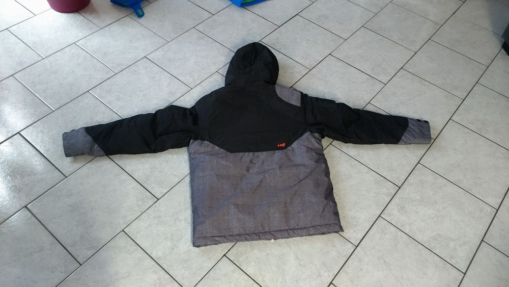 BLOUSON DE SKI, taille 14 ANS, REELLEMENT COMME NEUF Sports
