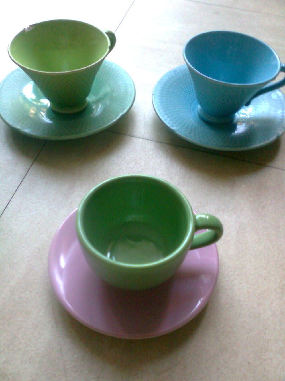 assiettes, tasses, soucoupes color&eacute;es - zoe Cuisine