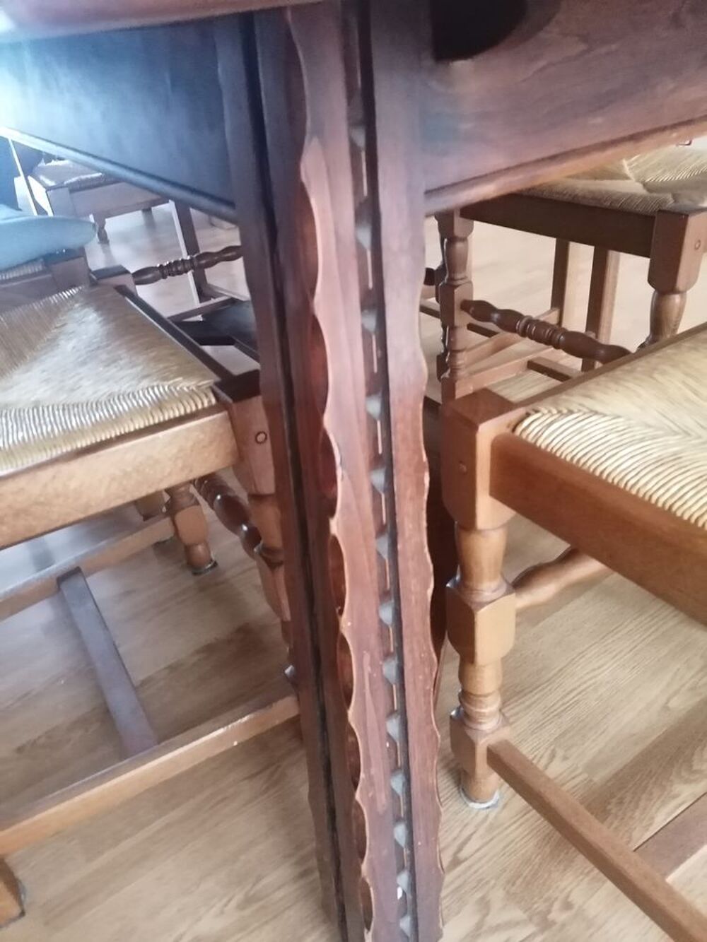 Grande Table en ch&ecirc;ne fonc&eacute; 1.46 X 0.95 m
Bon &eacute;tat Meubles