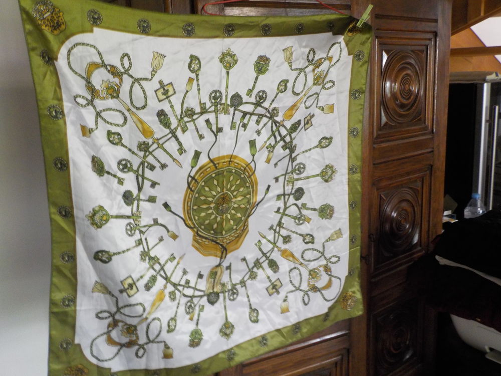 FOULARD DESSIN CLES 100% POLYESTER Livres et BD