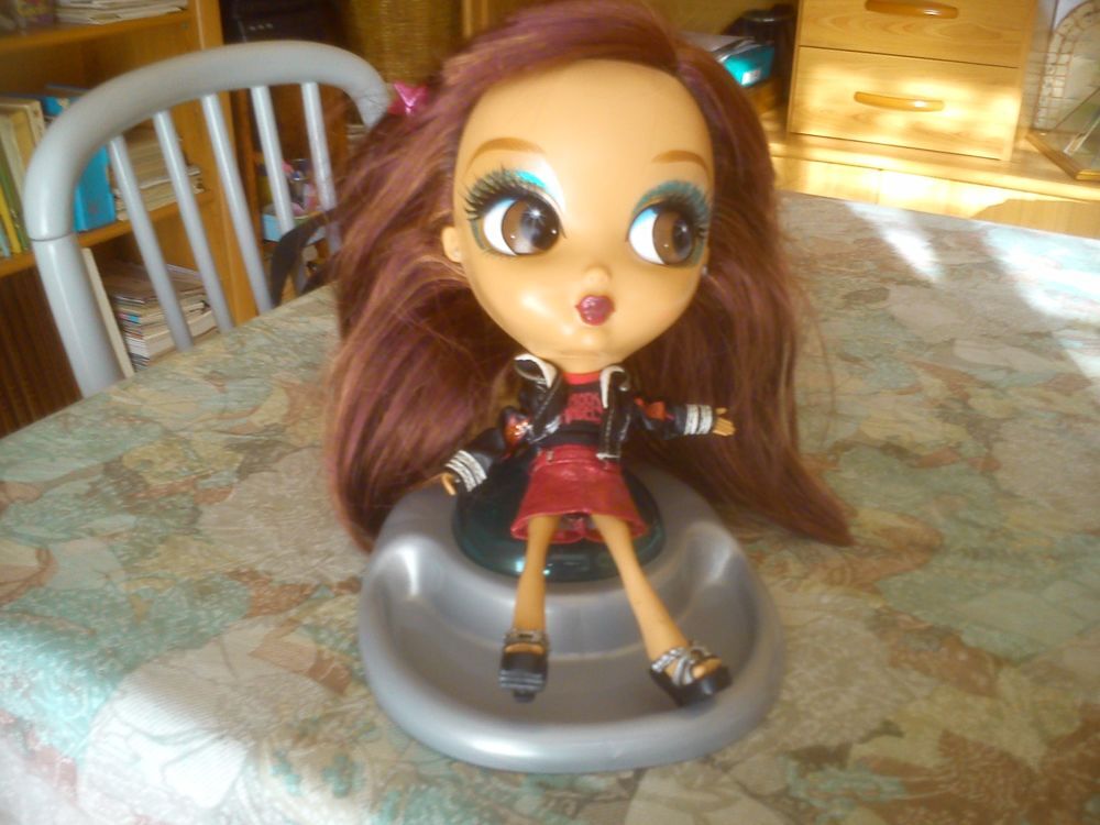 Poup&eacute;e sur socle Jeux / jouets