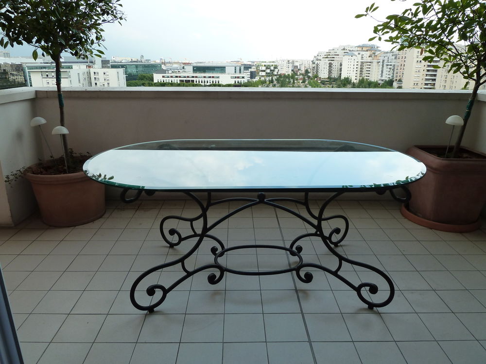 Table ovale fer forg&eacute; avec plateau en verre biseaut&eacute; Meubles