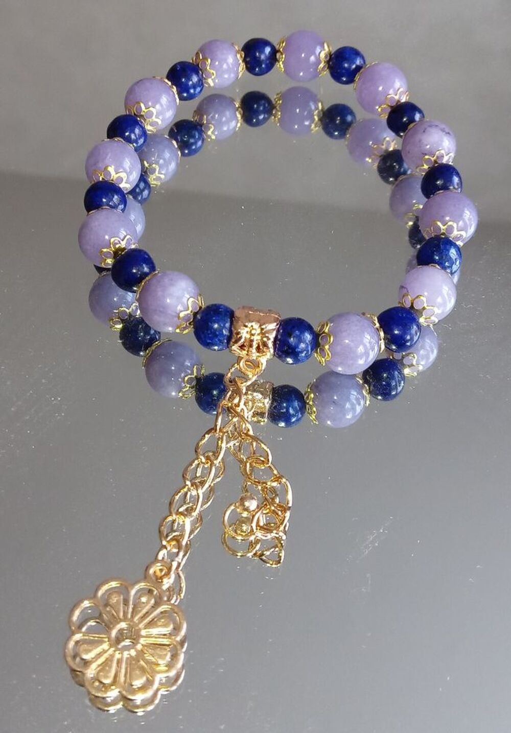 Bracelet fille perles lavandine et lapis lazuli et breloques Bijoux et montres