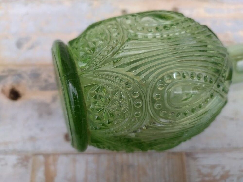 Ancien Vase Flacon Verre Moul&eacute; Vert D&eacute;cor G&eacute;om&eacute;trique 
Décoration