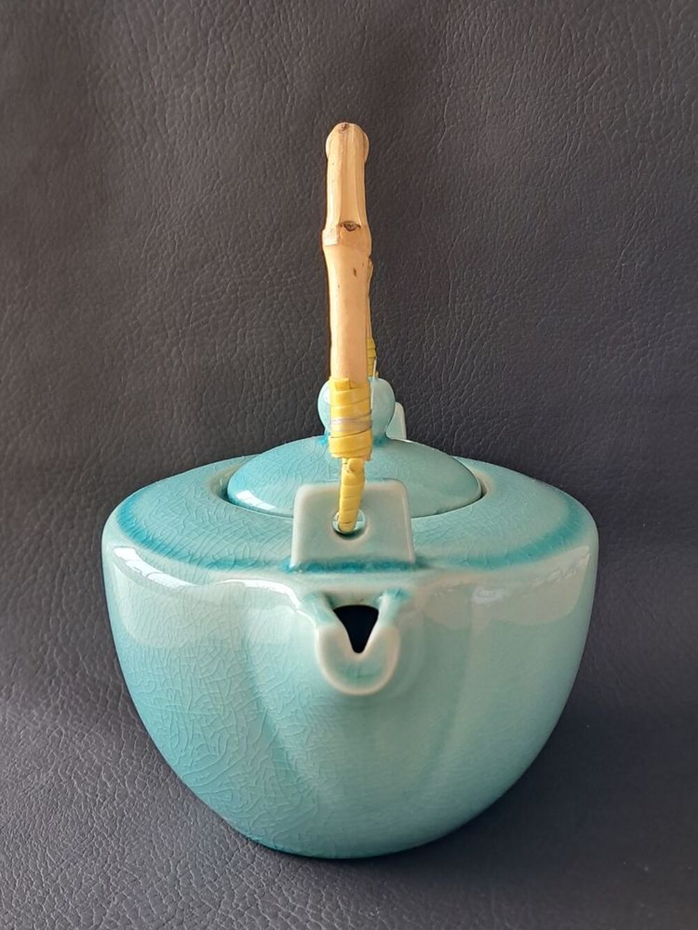th&eacute;i&egrave;re en c&eacute;ramique &eacute;maill&eacute;e bleu avec anse en bambou Cuisine