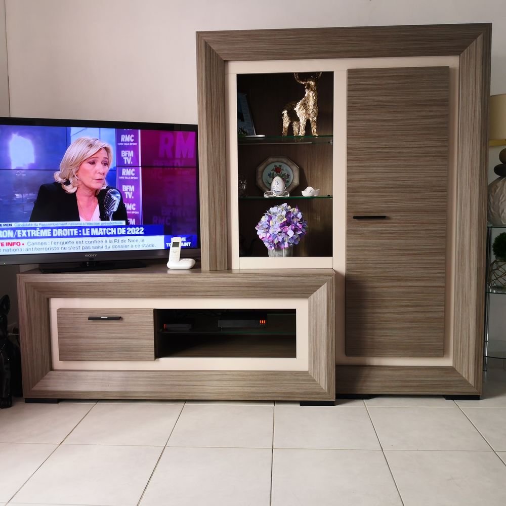 Meuble TV avec son meuble haut attenant non fix&eacute;. Meubles