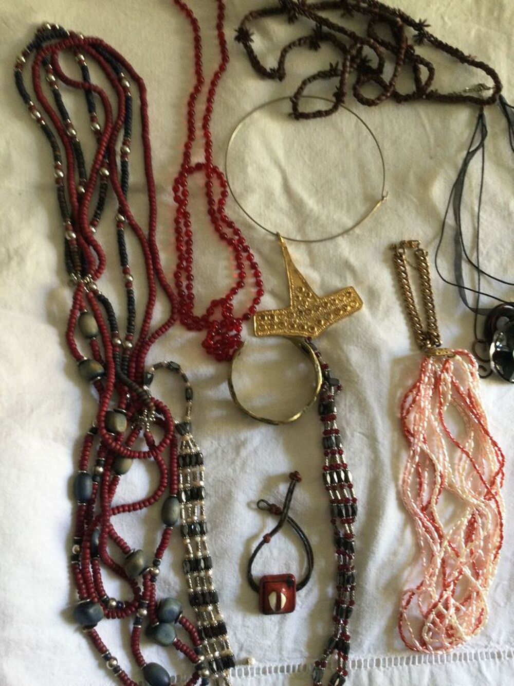lot de divers colliers / sautoirs fantaisies Bijoux et montres