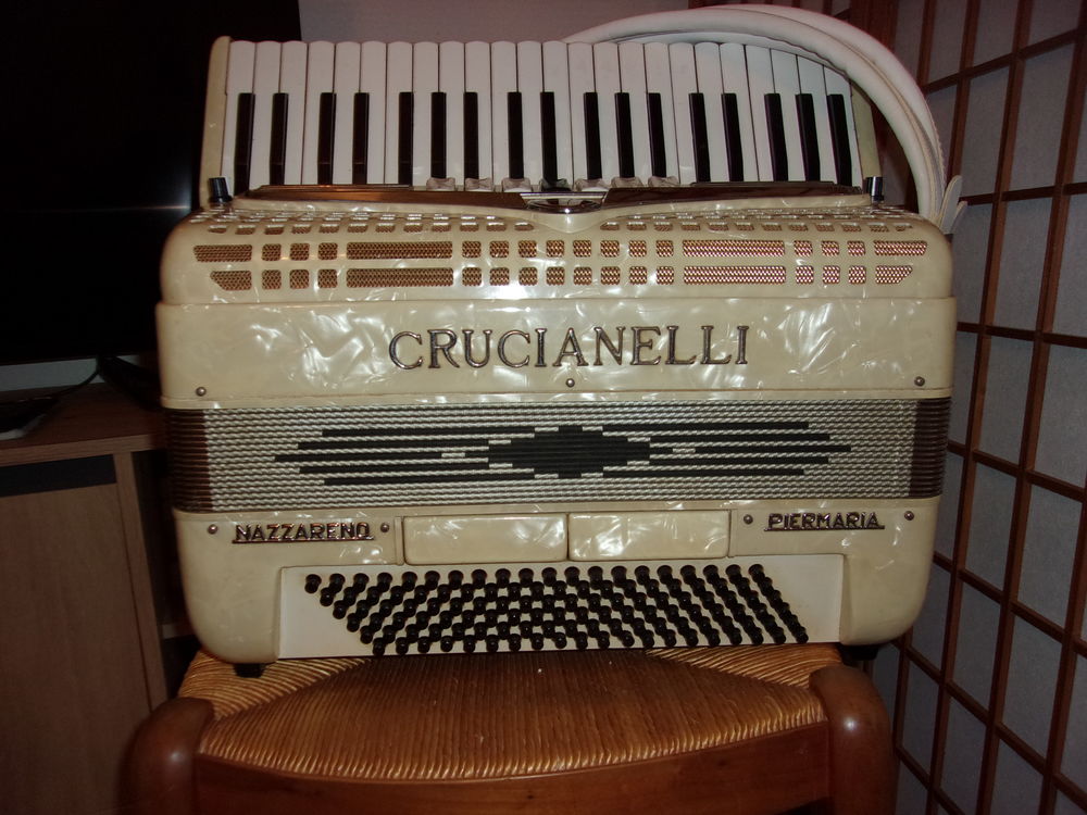 Accord&eacute;on Crucianelli &eacute;lectrifi&eacute; Instruments de musique