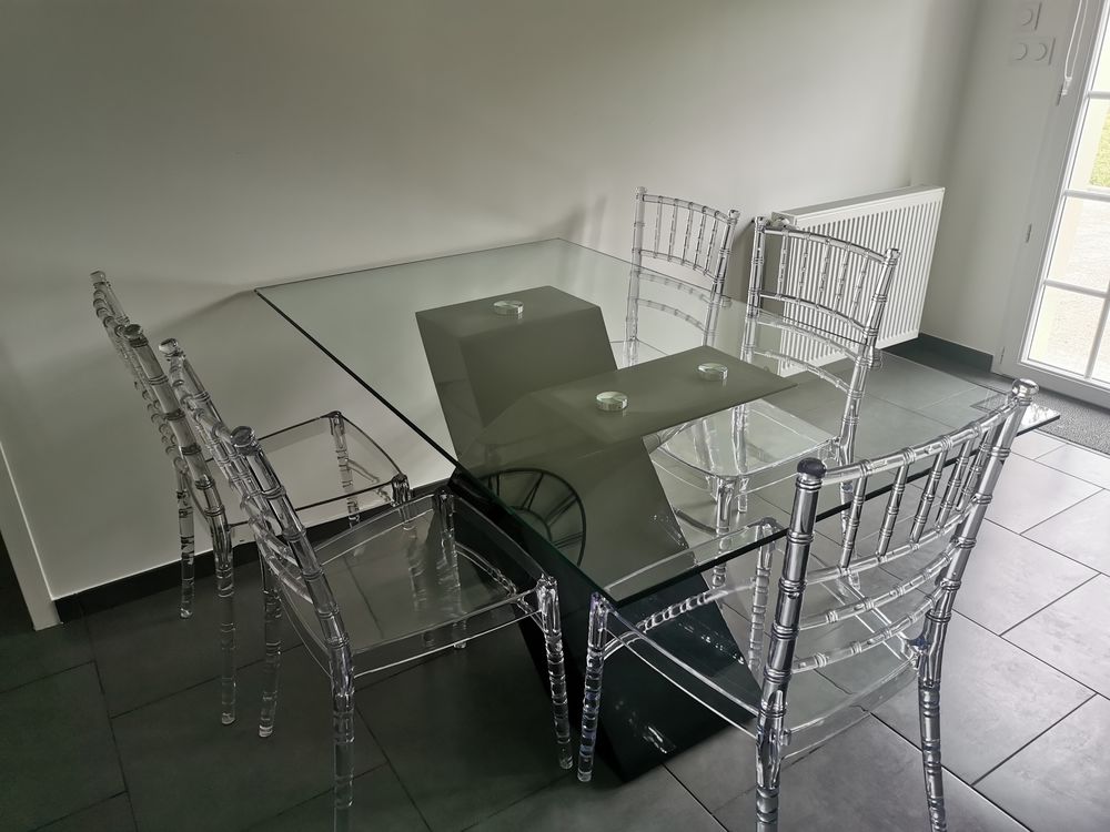 Table plateau en verre. Meubles