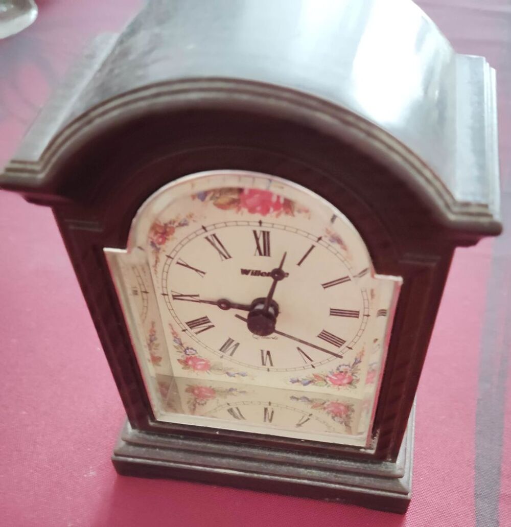 pendulette horloge pos&eacute;e
Décoration