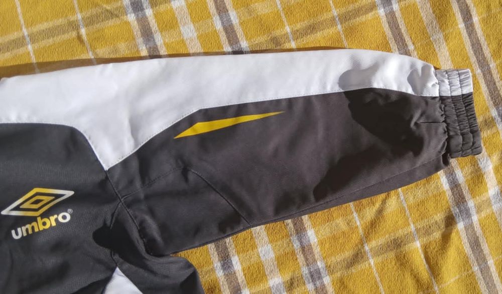 Surv&ecirc;tement Gar&ccedil;on Taille 94 de la Marque " Umbro " Vêtements enfants