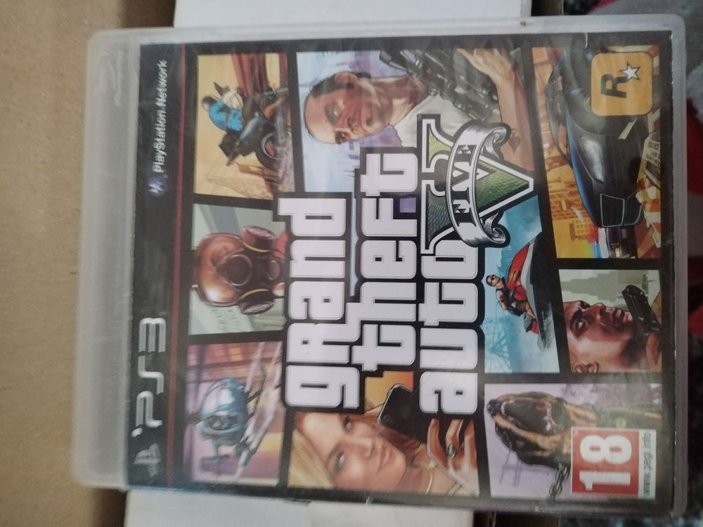 PS3 TRES BONNE ETAT +DEUX POIGN&eacute;s +un jeux Consoles et jeux vidéos
