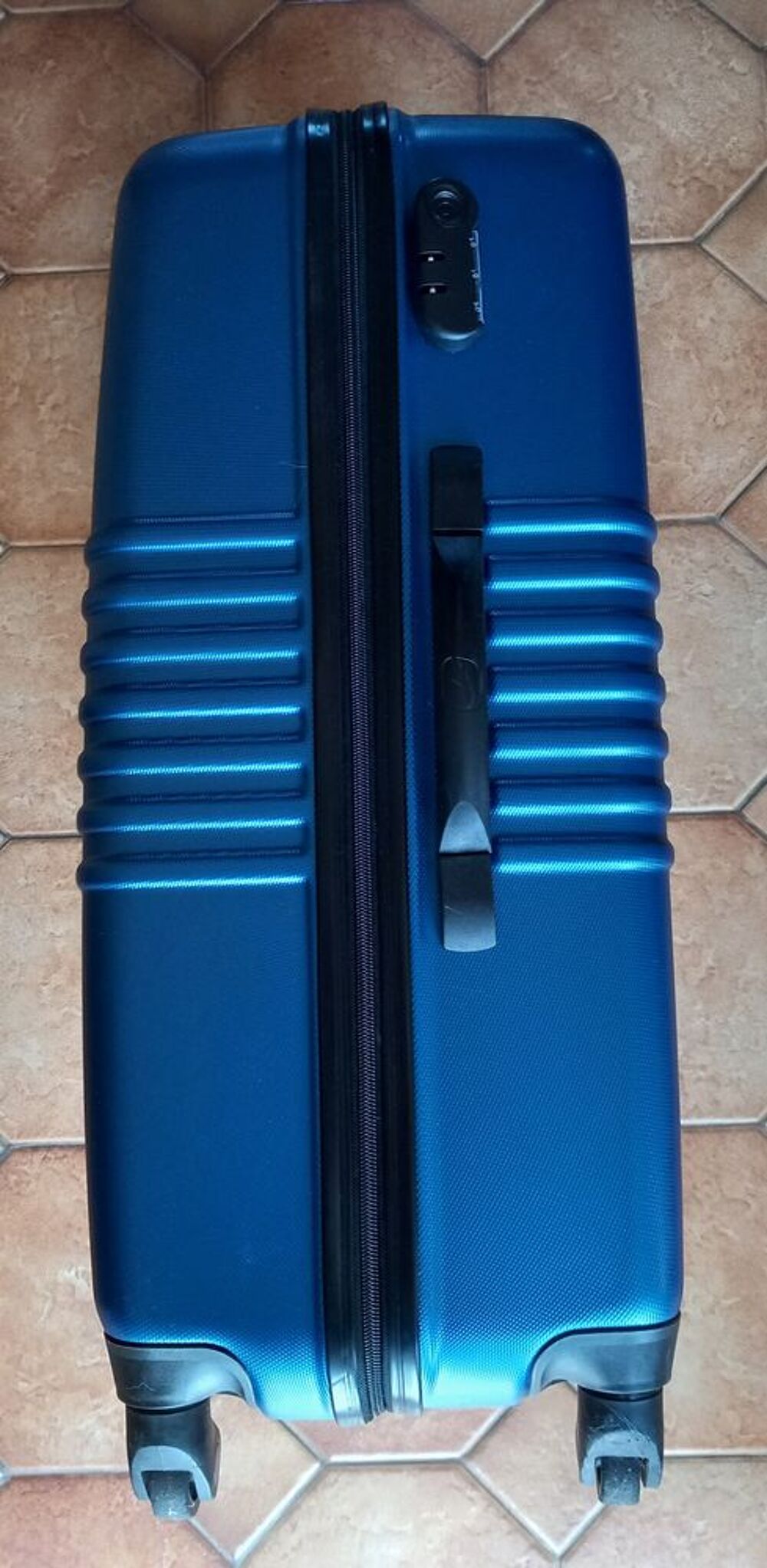 Valise bleue taille L (66x46x28 cm). Maroquinerie