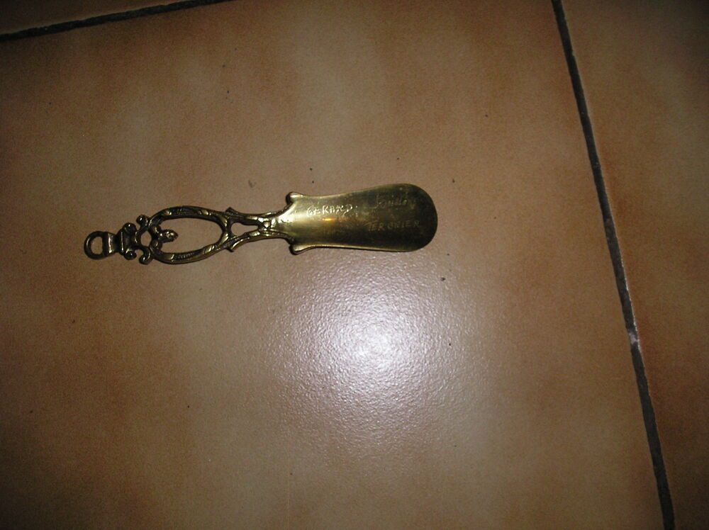 Chausse-pieds en laiton avec inscription ? tr&egrave;s rare.
