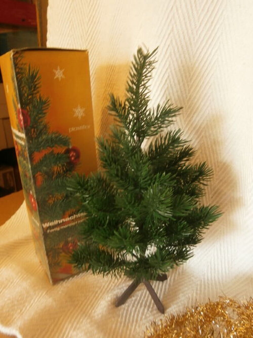 Sapin de No&euml;l en plastique avec ces d&eacute;corations Décoration