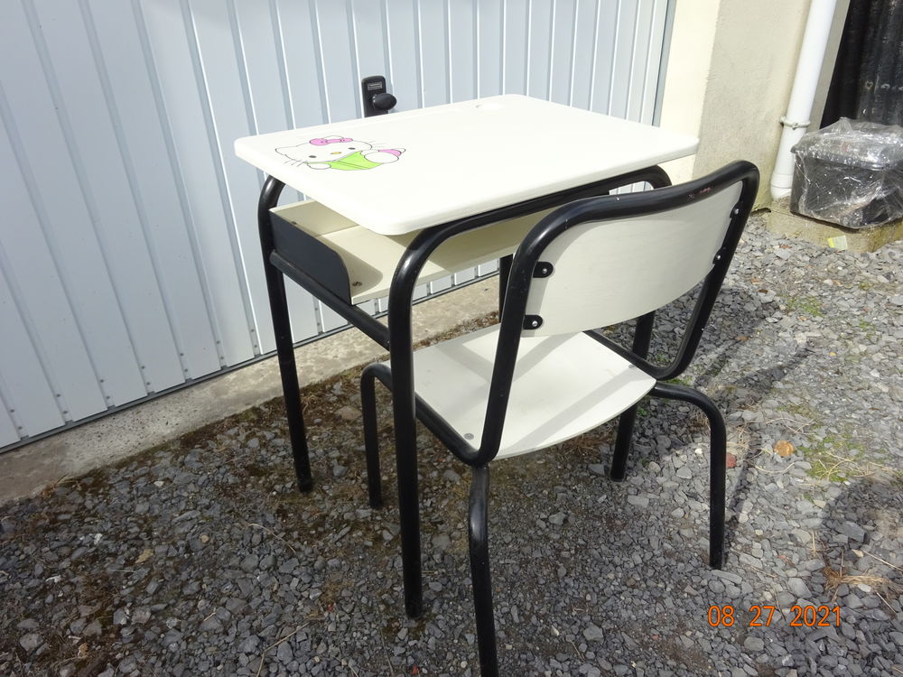 TABLE ENFANT + CHAISE TBE A VOIR A BAYONVILLERS 80170 HAUT F Meubles